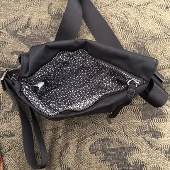 Lululemon crossbody bag extra long strap - Picture 4 of 9